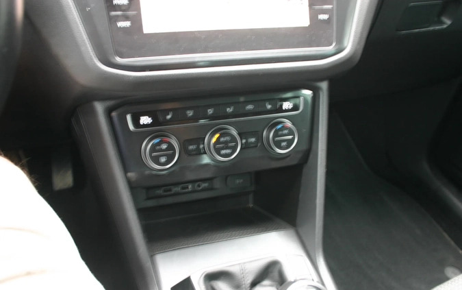Volkswagen Tiguan cena 79900 przebieg: 63000, rok produkcji 2018 z Białogard małe 497